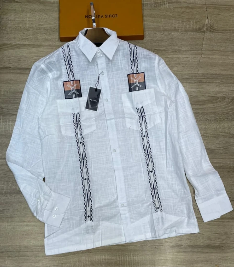 Chemise blanche a motif noir